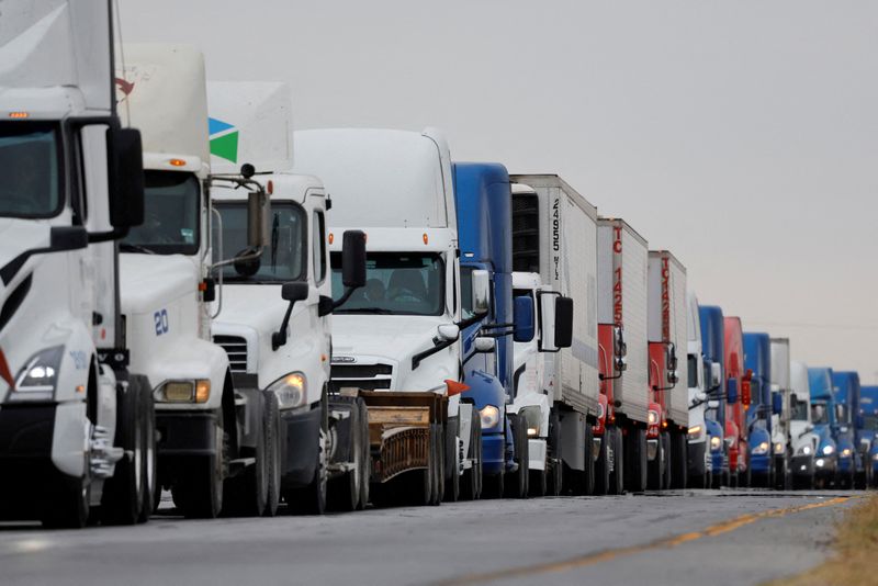 © Reuters. FILE PHOTO: Trucks wait in line to cross into the United States near the border customs control at the World Trade Bridge, in Nuevo Laredo, Mexico, November 26, 2024. REUTERS/Daniel Becerril/File Photo