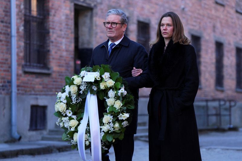 © Reuters. British Prime Minister Keir Starmer and his wife Victoria Starmer visit the Memorial And Museum Auschwitz-Birkenau, a former German Nazi concentration and extermination camp, in Oswiecim, Poland January 17, 2025. REUTERS/Aleksandra Szmigiel/Pool