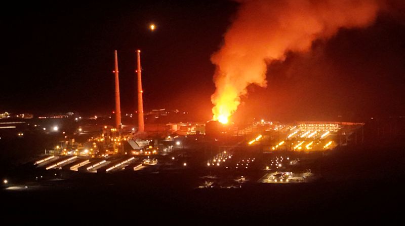 &copy; Reuters. Burning fire at the site of Vistra Corp's power plant in Moss Landing, California, U.S., January 16, 2025  in this screen grab obtained from a social media video. @picklevisionz via instagram/via REUTERS  