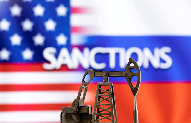 &copy; Reuters. FILE PHOTO: A model of a pump jack is seen in front of the displayed word "Sanctions,"  U.S. and Russia flag colours in this illustration taken March 8, 2022. REUTERS/Dado Ruvic/Illustration/File Photo