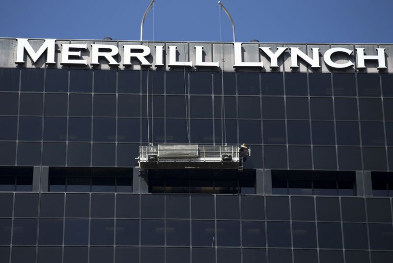 &copy; Reuters. A worker washes windows high atop the Merrill Lynch building in downtown San Diego, California  September 1, 2015. REUTERS/Mike Blake