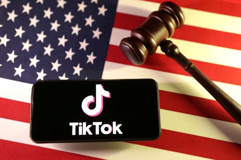 &copy; Reuters. FILE PHOTO: U.S., Chinese flags, TikTok logo and gavel are seen in this illustration taken January 8, 2025. REUTERS/Dado Ruvic/Illustration/File Photo