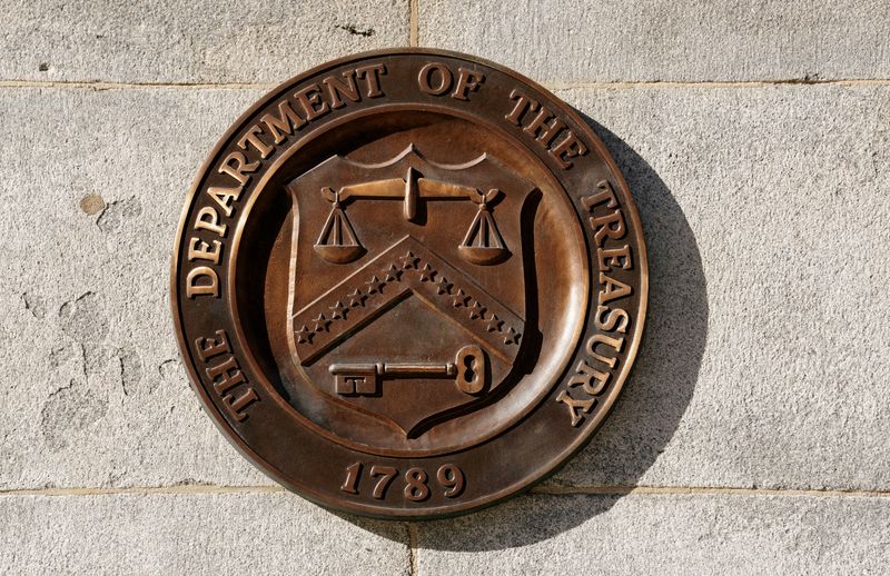 © Reuters. FILE PHOTO: A bronze seal of the Treasury Department is shown at the US Treasury Department building in Washington, US, on January 20, 2023. REUTERS/Kevin LaMarque/File Photo