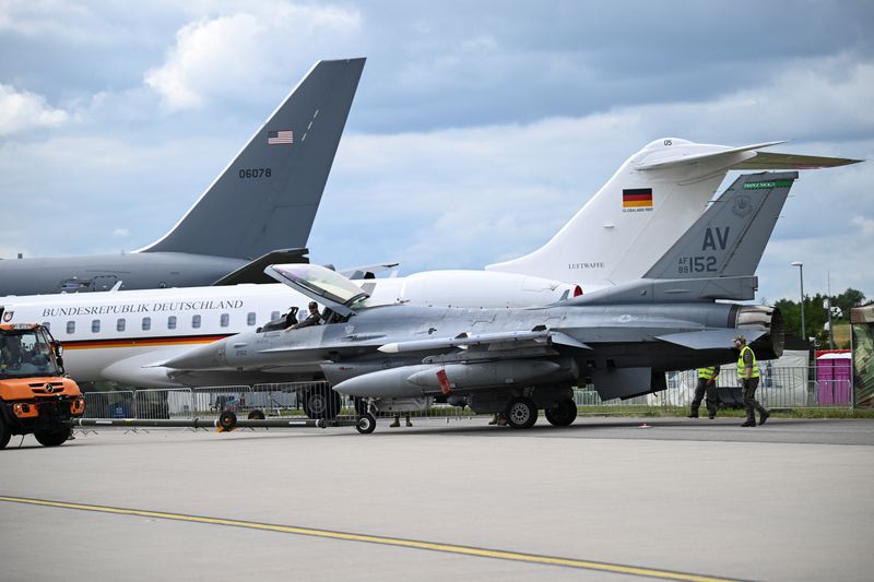 © Reuters. FILE PHOTO: A cargo vehicle parades the General Dynamics F-16 Fighting Falcon, a United States Air Force fighter jet before the opening of the International Aerospace Exhibition ILA at the Berlin ExpoCenter Airport fairground near the airport Berlin Brandenburg (BER ) in Berlin, Germany June 4, 2024. REUTERS/Annegret Hilse/File Photo