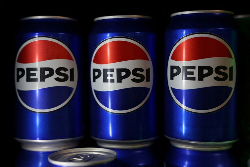 &copy; Reuters. FILE PHOTO: Cans of Pepsi are seen at the PepsiCo Walkers factory in Leicester, Britain, August 14, 2024. REUTERS/Hollie Adams/File Photo