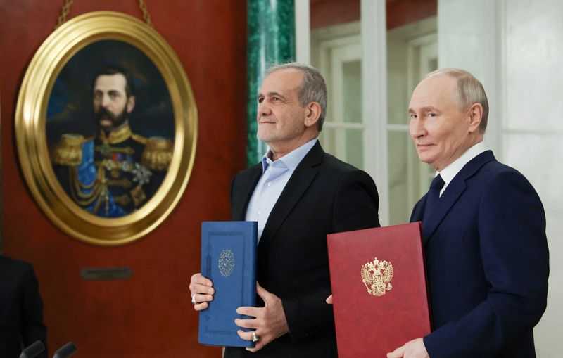 &copy; Reuters. Russian President Vladimir Putin and Iranian President Masoud Pezeshkian attend a ceremony to sign an agreement of comprehensive strategic partnership between the two countries, at the Kremlin in Moscow, Russia January 17, 2025. Sputnik/Vyacheslav Prokofy