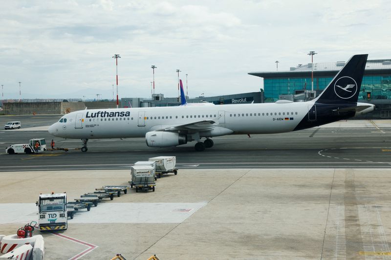 &copy; Reuters. Un aereo Lufthansa si muove sulla pista dell'aeroporto internazionale Leonardo da Vinci di Fiumicino, vicino a Roma, Italia, 23 settembre 2024. REUTERS/Remo Casilli/Foto d'archivio