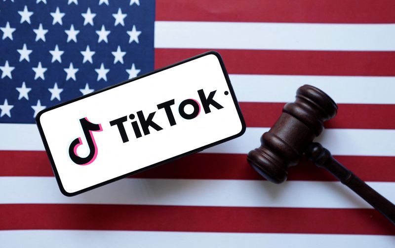 &copy; Reuters. Il logo di Tik Tok, la bandiera degli Stati Uniti e il martelletto di un giudice sono visibili in questa illustrazione scattata il 6 agosto 2024. REUTERS/Dado Ruvic/Illustrazione/File Photo