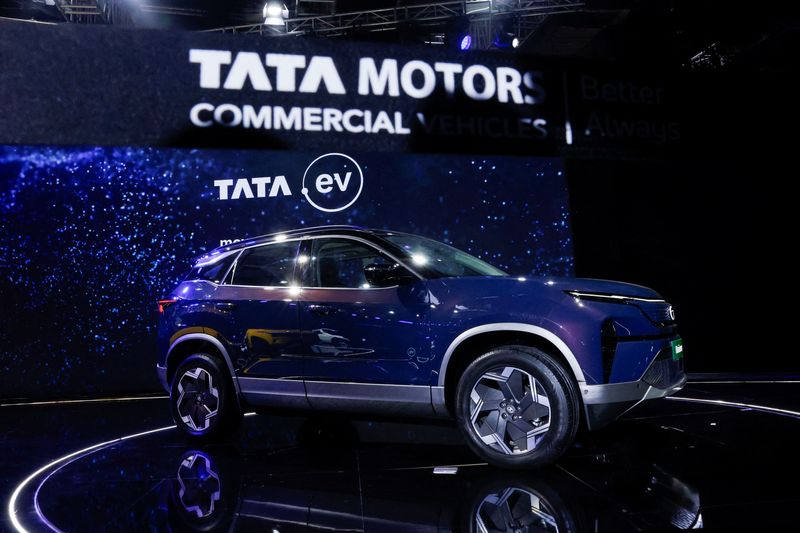 © Reuters. The new Tata Harrier electric vehicle (EV) is presented during India's five-day auto show in New Delhi, India, January 17, 2025. REUTERS/Priyanshu Singh