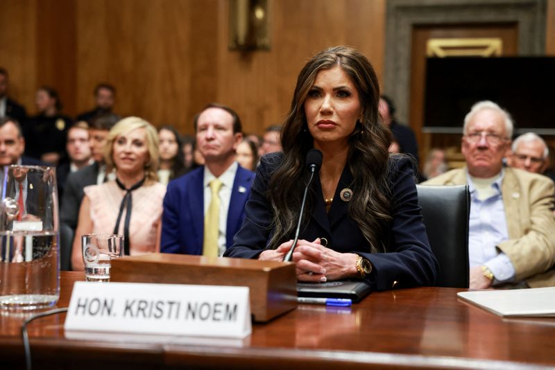 © Reuters. Kristi Noem, U.S. President-elect Donald Trump's secretary of Homeland Security nominee, testifies during a Senate Homeland Security and Governmental Affairs Committee confirmation hearing on Capitol Hill in Washington, U.S., January 17, 2025. REUTERS/Evelyn Hockstein