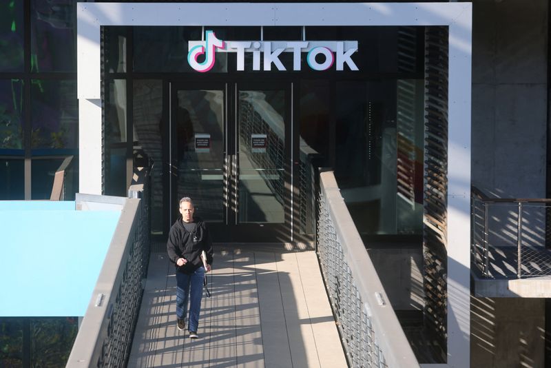 © Reuters. A man leaves the U.S. headquarters of the social media company TikTok in Culver City, California, U.S. January 17, 2025.  REUTERS/David Swanson