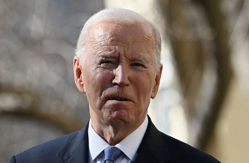 © Reuters. U.S. President Joe Biden answers questions regarding talking to hostages and TikTok as he made a stop at St. John's Church before the U.S. Conference of Mayors in Washington D.C., U.S., January 17, 2025. REUTERS/Annabelle Gordon