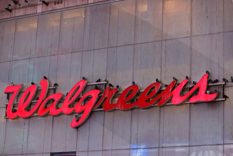 © Reuters. Pigeons perched on a Walgreens sign in Manhattan, New York City, U.S., November 26, 2021. REUTERS/Andrew Kelly/ File Photo