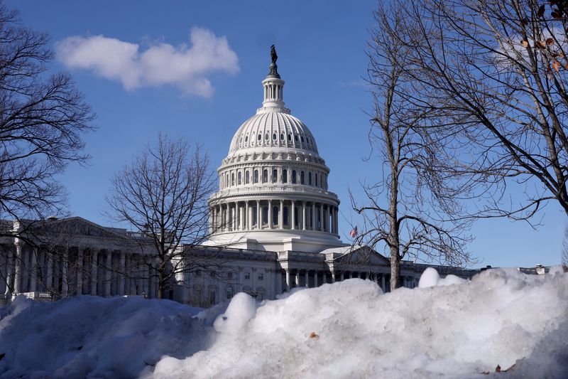 &copy; Reuters. FILE PHOTO: Snow piles up near the U.S. Capitol after it was announced U.S. President-elect Donald Trump's inauguration is being moved indoors due to dangerously cold temperatures expected on Monday, in Washington, U.S., January 17, 2025. REUTERS/Amanda P