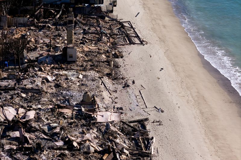 &copy; Reuters. FILE PHOTO: A drone view shows a site where beachfront houses were burnt down by the Palisades Fire, in Malibu, California, U.S., January 16, 2025. REUTERS/Mike Blake/File Photo