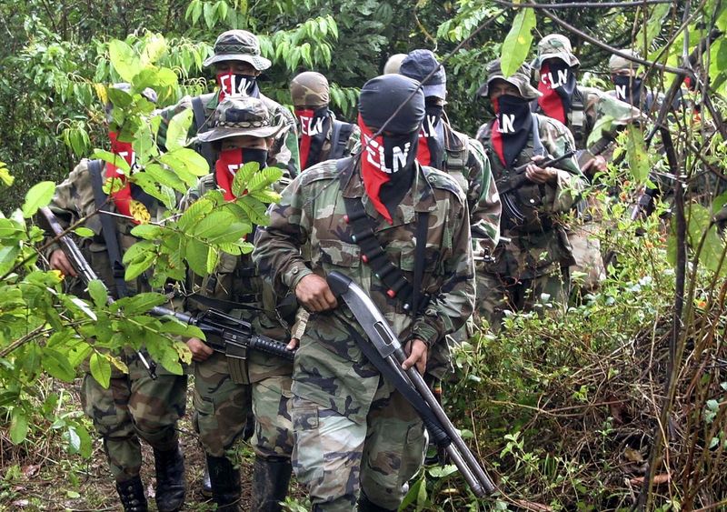 &copy; Reuters. Guerrilheiros do Exército de Libertação Nacional (ELN) patrulham área de selva na Colômbian30/05/2004nREUTERS/Albeiro Lopera