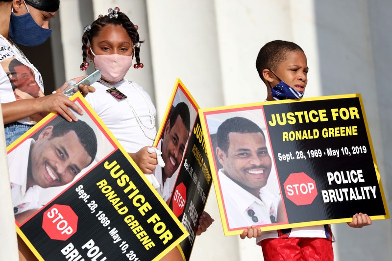 © Reuters. FILE PHOTO: Family members of Ronald Greene listen to speakers as they gather at the Lincoln Memorial during the “Get Your Knee Off Our Neck” march in support of racial justice in Washington, US, August 28, 2020. Michael M. Santiago/Pool via Reuters/File Photo