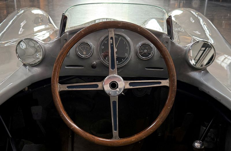 &copy; Reuters. Mercedes aerodinâmico pilotado por Stirling Moss e cinco vezes campeão mundial de Fórmula 1, Juan Manuel Fangio, em 1955, é retratado em Fellbach, perto de Stuttgart, Alemanhan24/01/2025nREUTERS/Timm Reichert