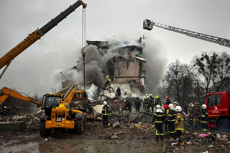 &copy; Reuters. Equipes de resgate trabalham em prédio de apartamentos atingido por ataque de míssil russo em Poltava, Ucrânian01/02/2025nREUTERS/Sofiia Gatilova