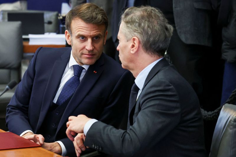 &copy; Reuters. Presidente da França, Emmanuel Macron, conversa com autoridade durante reunião informal de cúpula entre líderes da UE em Bruxelasn03/02/2025 REUTERS/Yves Herman