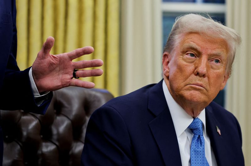 © Reuters. FILE PHOTO: U.S. President Donald Trump looks on, on the day he signs an executive order in the Oval Office at the White House in Washington, U.S., January 31, 2025. REUTERS/Carlos Barria/File Photo