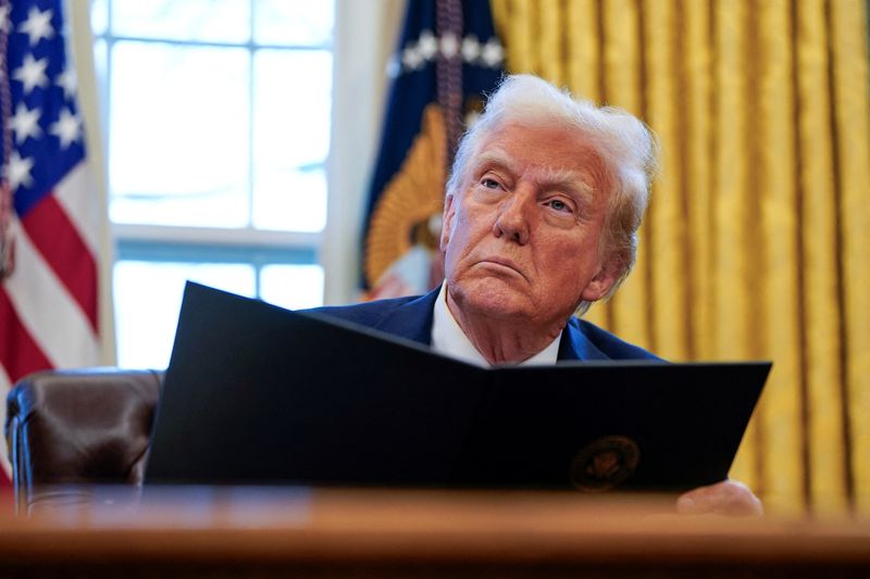 © Reuters. FILE PHOTO: U.S. President Donald Trump signs executive orders in the Oval Office at the White House in Washington, U.S., January 30, 2025. REUTERS/Elizabeth Frantz/File Photo