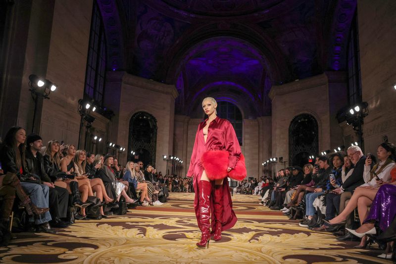 &copy; Reuters. Modelo apresenta criação do estilista LaQuan Smith na Semana de Moda de Nova York de 2024n12/02/2024nREUTERS/Andrew Kelly