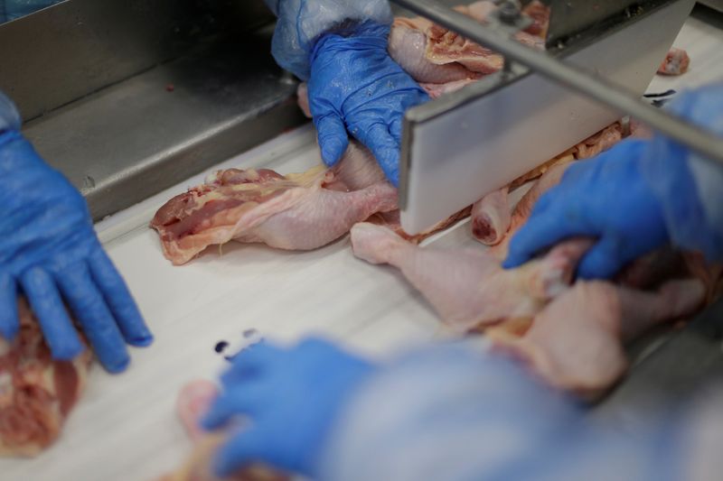 &copy; Reuters. Trabalhadores manuseiam carne na cidade de Lapa, no Paranán21/03/2017 REUTERS/Ueslei Marcelino