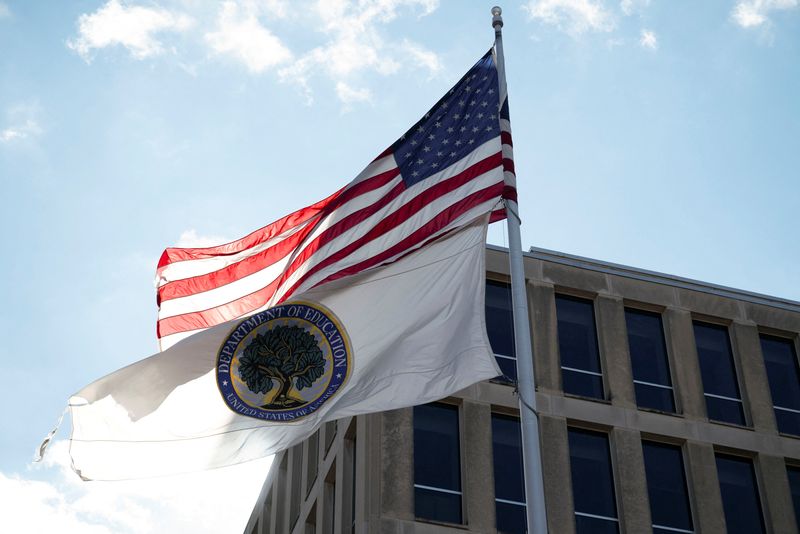 © Reuters. An American flag and a U.S. Department of Education flag fly outside the US Department of Education building in Washington, D.C., U.S., February 1, 2025. REUTERS/Annabelle Gordon