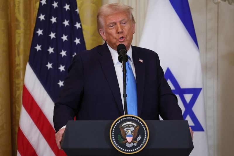 © Reuters. Tổng thống Hoa Kỳ Donald Trump phát biểu trong cuộc họp báo chung với Thủ tướng Israel Benjamin Netanyahu tại Phòng phía Đông của Nhà Trắng ở Washington, Hoa Kỳ, ngày 4 tháng 2 năm 2025. REUTERS/Leah Millis