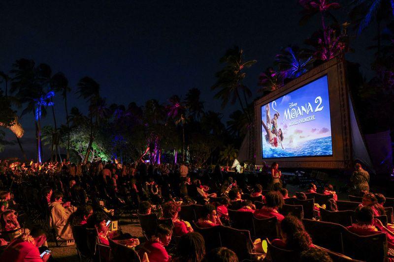 © Reuters. FILE PHOTO: Crowds gather to watch the premiere of Disney Animation's film Moana 2 in Kapolei, Hawaii, U.S. November 21, 2024.  REUTERS/Marco Garcia/File Photo