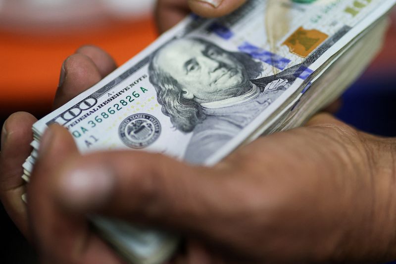 Dólar à vista fecha em alta de 0,37%, a R$5,7935 na venda