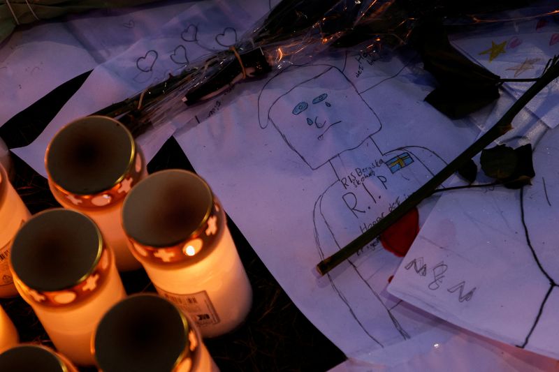 © Reuters. Candles, notes and flowers are placed near the Risbergska school, following a deadly shooting attack at the adult education centre, in Orebro, Sweden, February 6, 2025. REUTERS/Kuba Stezycki   