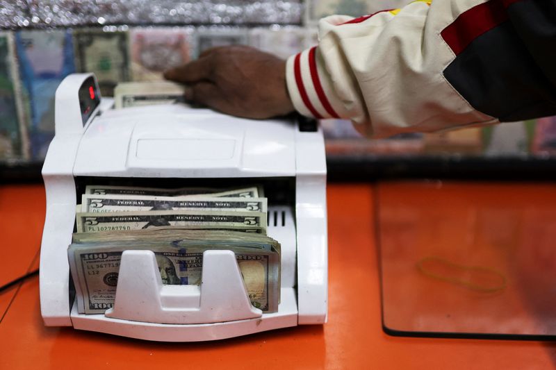 Dólar recua em linha com emergentes em meio a sessão fraca em notícias