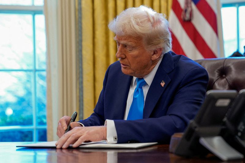 © Reuters. FILE PHOTO: U.S. President Donald Trump signs a document in the Oval Office at the White House in Washington, U.S. February 4, 2025. REUTERS/Elizabeth Frantz/File Photo