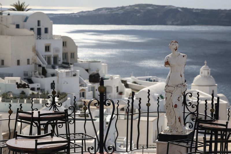 Week of tremors exposes dangers of Santorini's construction boom