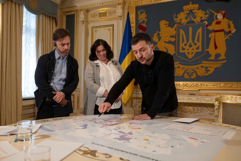 &copy; Reuters. Zelenskiy mostra aos jornalistas da Reuters um mapa de recursos estratégicos durante uma entrevista em Kievn07/02/2025nREUTERS/Valentyn Ogirenko