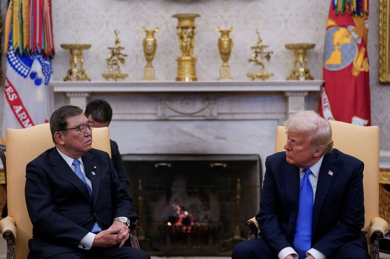 © Reuters. U.S. President Donald Trump meets with Japan’s Prime Minister Shigeru Ishiba at the White House in Washington, U.S., February 7, 2025. REUTERS/Kent Nishimura