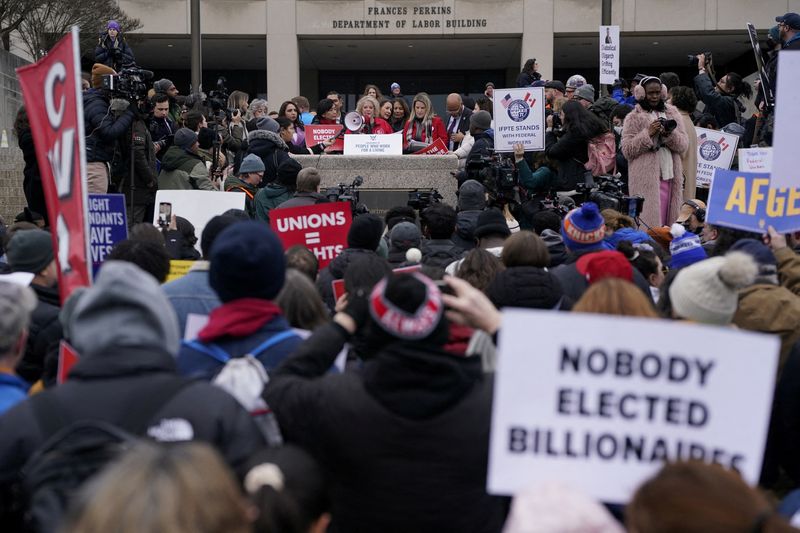 © Reuters. Protest outside the Department of Labor, Washington, D.C., February 5, 2025. REUTERS/Nathan Howard