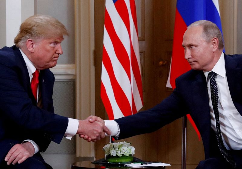 © Reuters. FILE PHOTO: Donald Trump and Vladimir Putin meet in Helsinki, Finland, July 16, 2018. REUTERS/Kevin Lamarque/File Photo