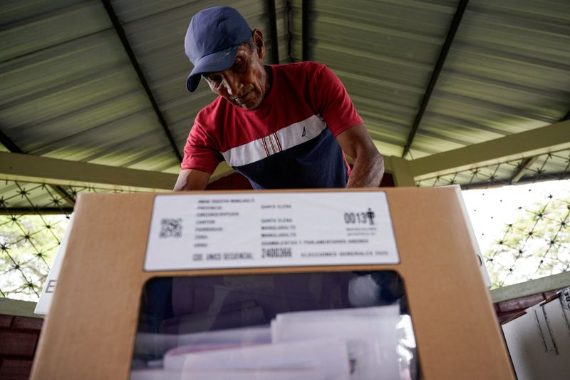 © Reuters. A person votes, on the day of the presidential and parliamentary election, in Manglaralto, Ecuador February 9, 2025. REUTERS/Santiago Arcos