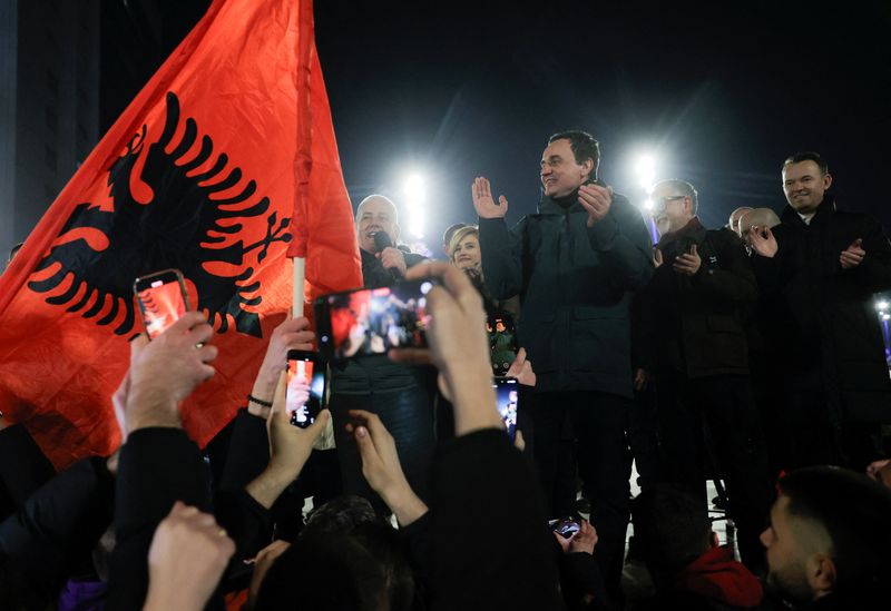 © Reuters. Kosovo's Prime Minister and leader of the ruling Vetevendosje party Albin Kurti applauds while addressing supporters as exit polls show the party is set to come first in the parliamentary election, in Pristina, Kosovo February 10, 2025. REUTERS/Valdrin Xhemaj