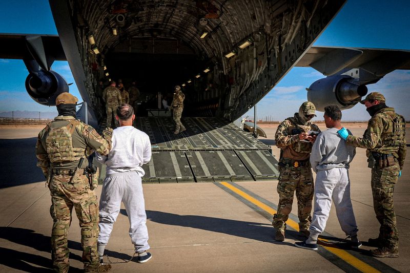 &copy; Reuters. Aeronave militar dos EUA transporta imigrantes detidos para Baía de Guantánamon 4/2/2025    Divulgação via REUTERS