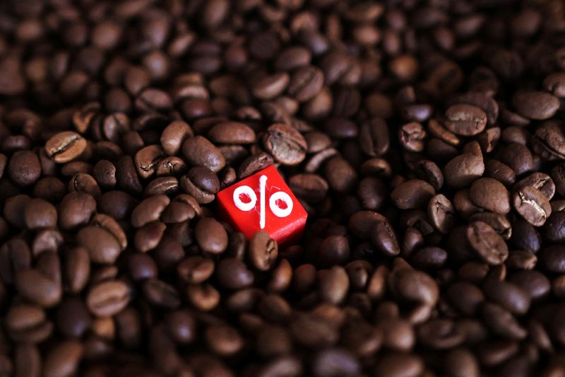 &copy; Reuters. Ilustração com grãos de cafén17/12/2024nREUTERS/Dado Ruvic