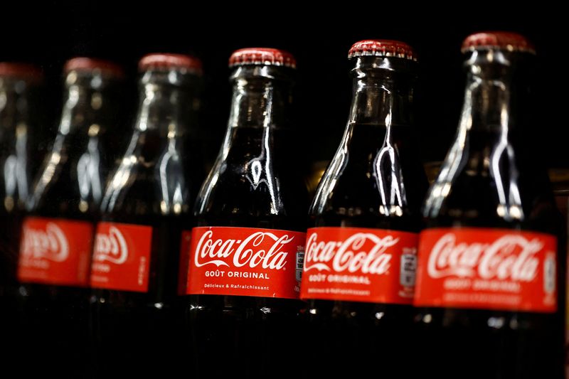 &copy; Reuters. Garrafas de Coca-Cola em supermercado de Paris, na Françan29/01/2025nREUTERS/Abdul Saboor