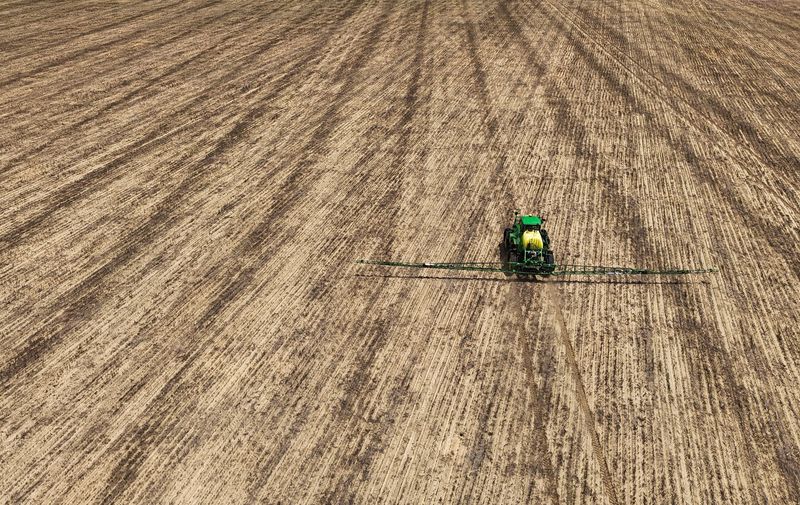 &copy; Reuters. Máquina trabalhando em campo de soja em Luis Eduardo Magalhãesn20/11/2024nREUTERS/Amanda Perobelli