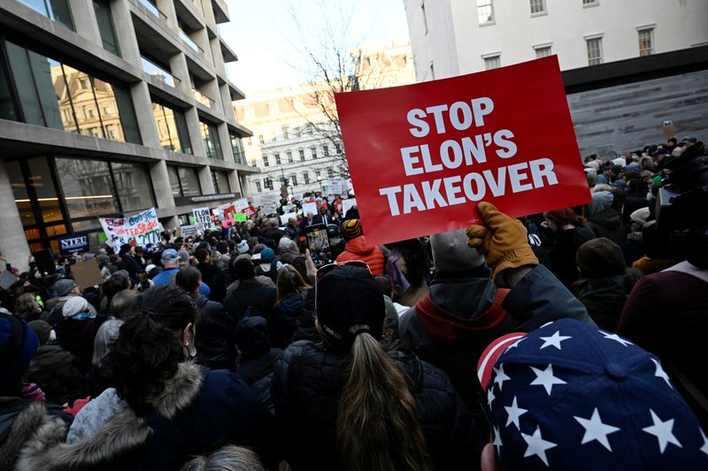 &copy; Reuters. Apoiadores do CFPB protestam em Washington, EUAn10/02/2025nREUTERS/Craig Hudson
