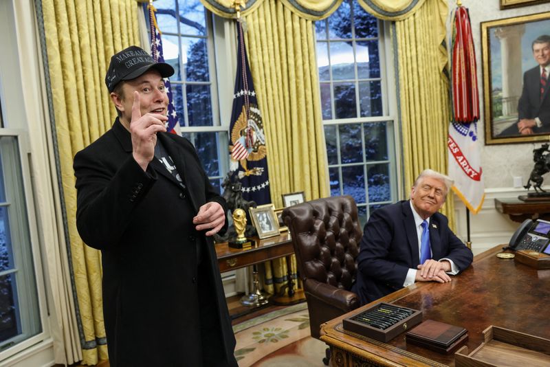 © Reuters. Elon Musk speaks next to U.S. President Donald Trump in the Oval Office of the White House in Washington, D.C., U.S., February 11, 2025.   REUTERS/Kevin Lamarque