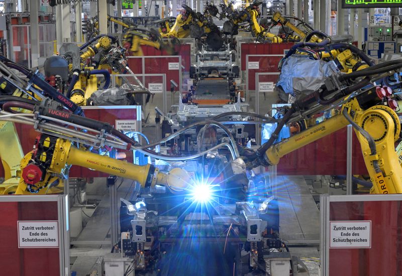 © Reuters. FILE PHOTO: Welding robots work on a Volkswagen production line for the Golf VIII and Tiguan cars at the VW headquarters in Wolfsburg, Germany May 23, 2024. REUTERS/Fabian Bimmer/File Photo