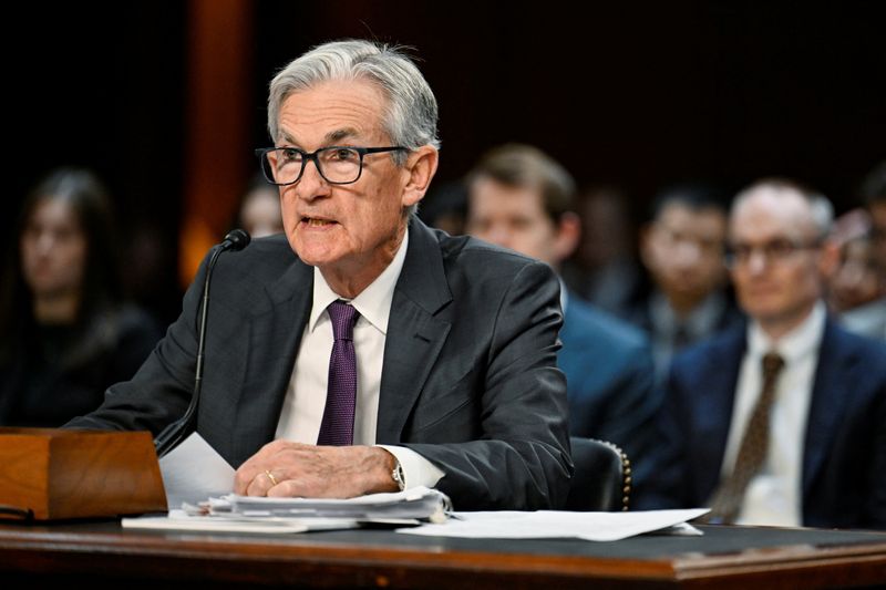 © Reuters. FILE PHOTO: U.S. Federal Reserve Chair Jerome Powell testifies before a Senate Banking, Housing and Urban Affairs Committee hearing on 